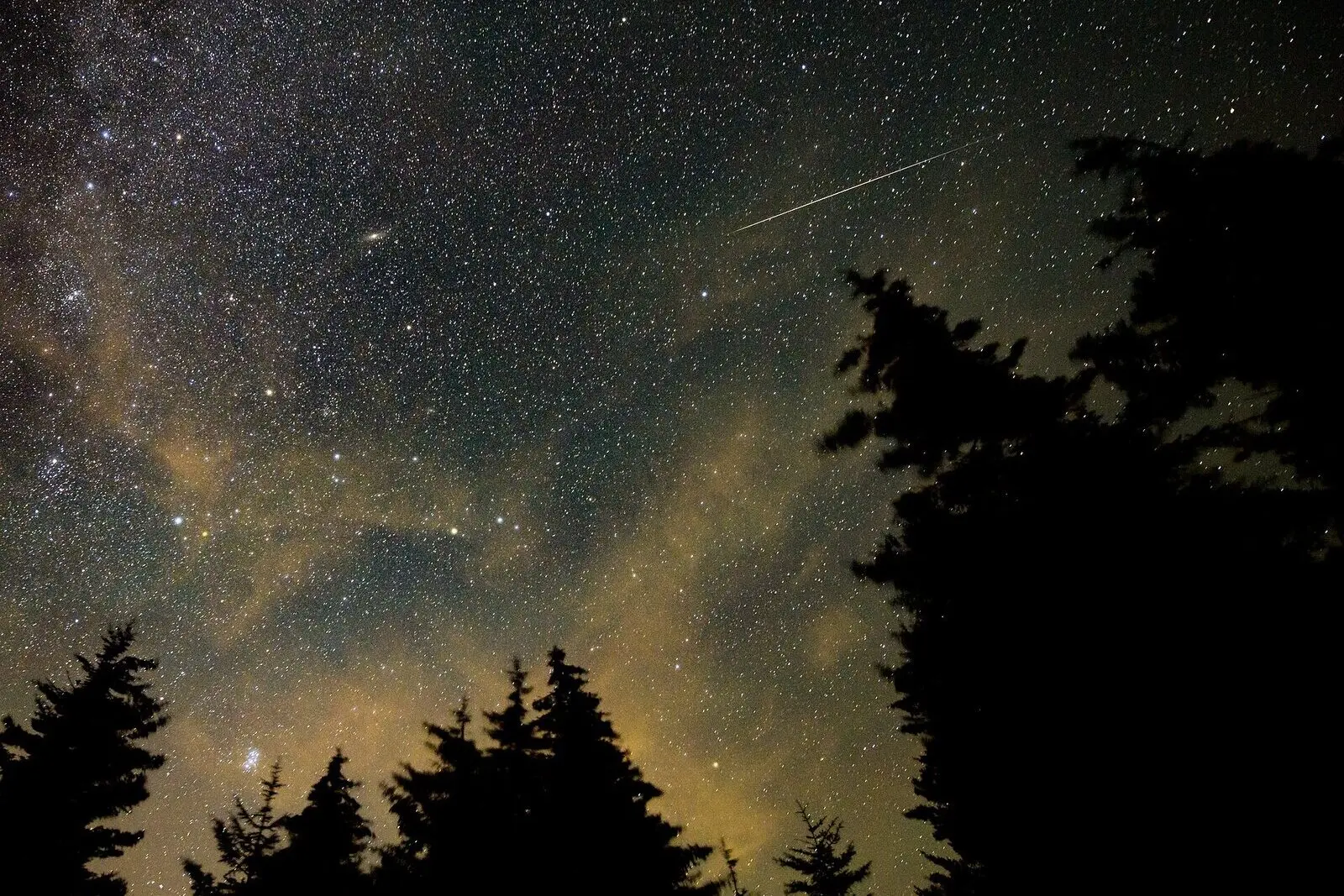 Meteor Showers 2026–2027: Calendar, Peak Dates and When to Watch Tonight